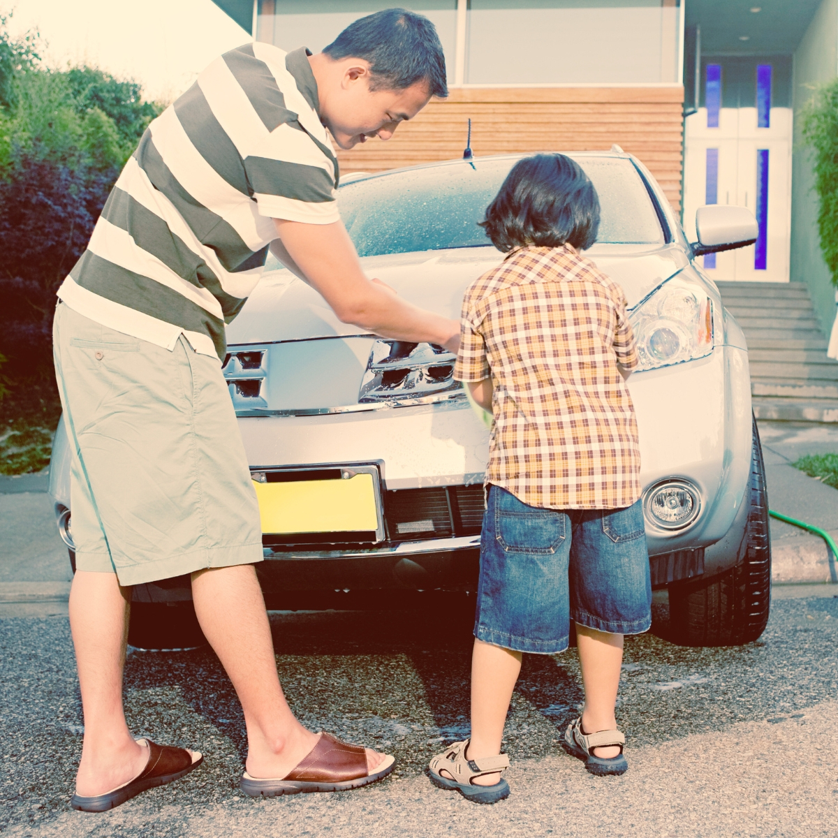Състезавайте се за Деня на бащата с тези 18 идеи за подаръци за татковци, които обичат колите си