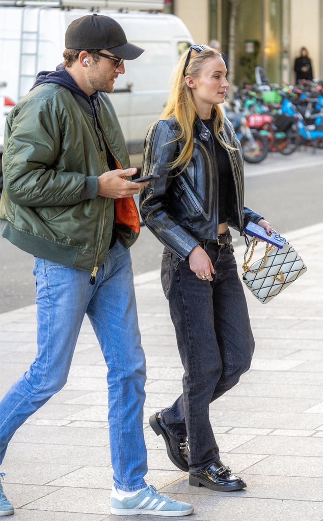 Sophie Turner posta fotos raras de PDA com o namorado Peregrine Pearson