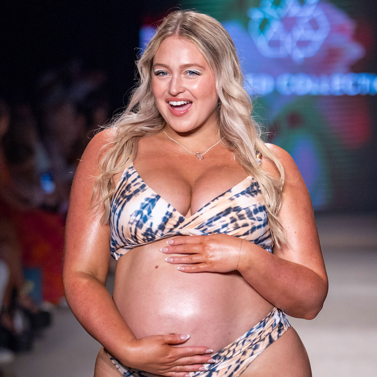 Бременният модел Искра Лоурънс ръкопляска в отговор на Body-Shamers