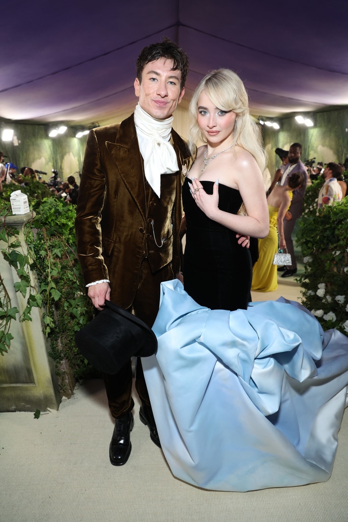 Xin vui lòng xem những bức ảnh dễ thương của Sabrina Carpenter và Barry Keoghan