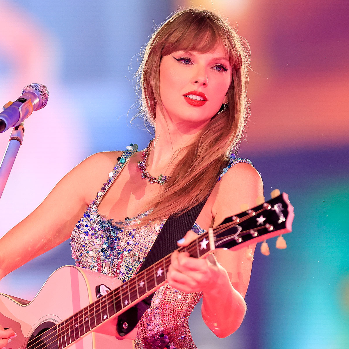 Taylor Swift Stops Show to Sing to…
