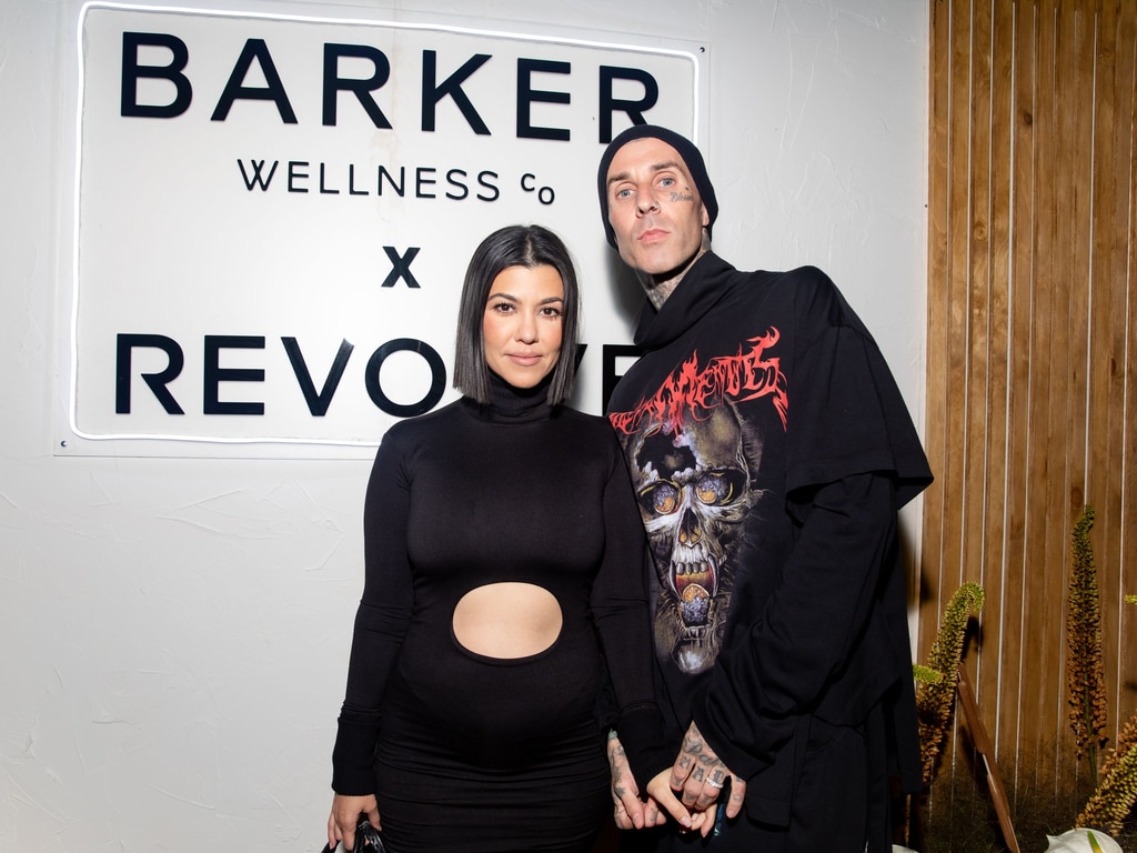 Como Travis Barker está se relacionando com os filhos mais velhos de Kourtney Kardashian