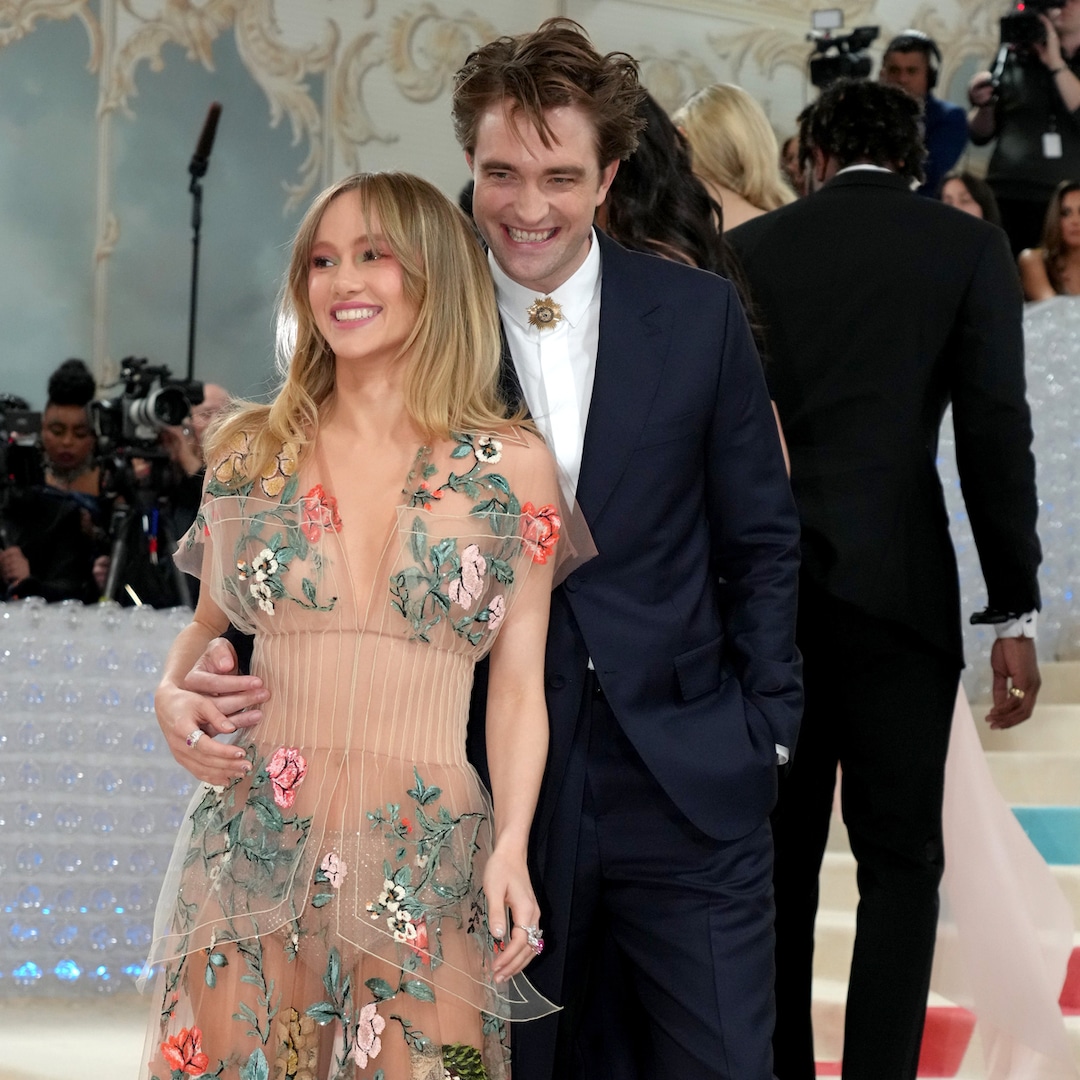 Suki Waterhouse and Robert Pattinson Do This One “Silly” Tradition With Their Baby Girl Every Day – E! Online Suki Waterhouse and Robert Pattinson Do This One “Silly” Tradition With Their Baby Girl Every Day – E! Online
