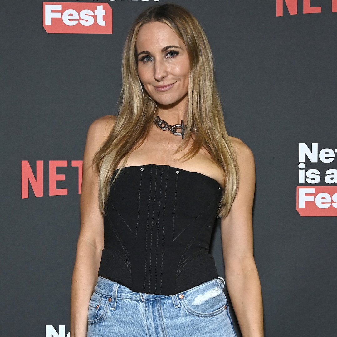 Nikki Glaser’s Parents Apologize for “Gross” Comments About Julia Roberts & Travis Kelce at Eras Tour – E! Online Nikki Glaser’s Parents Apologize for “Gross” Comments About Julia Roberts & Travis Kelce at Eras Tour – E! Online