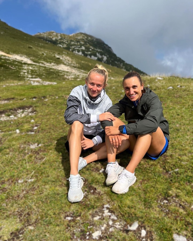 Comunicado de prensa de las estrellas del fútbol estadounidense Tobin Heath y Christen Romance de 8 años