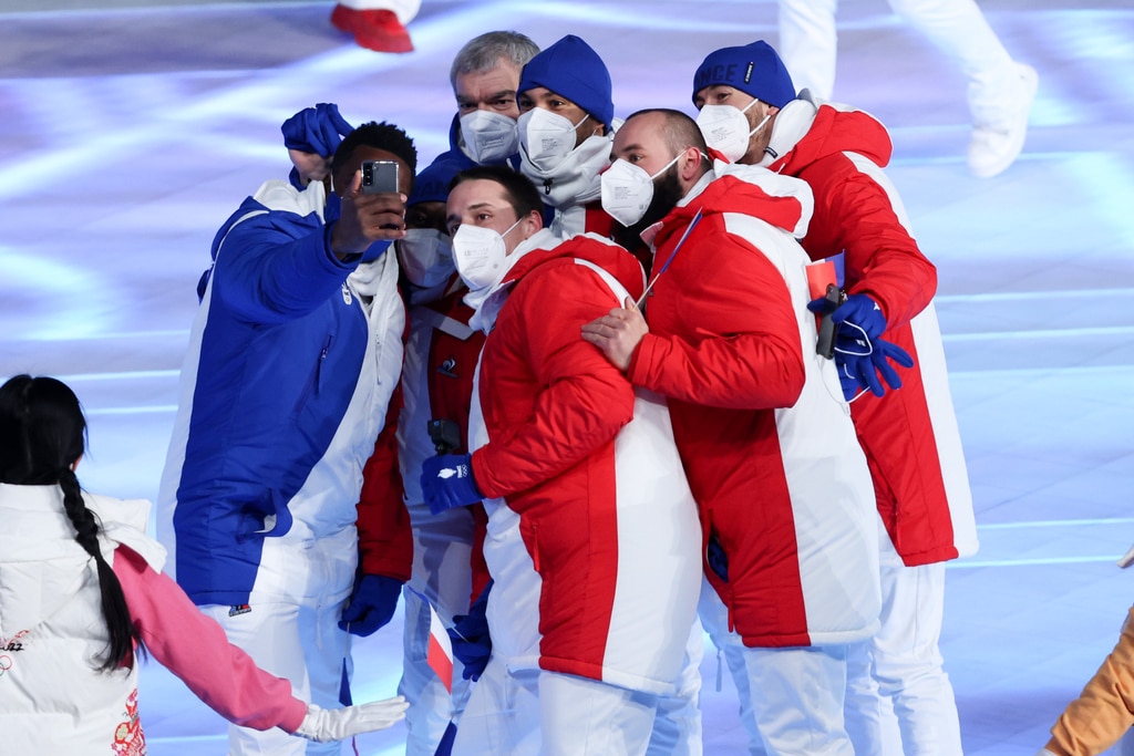 Olympioniken stellen Pappbetten auf die Probe, aber es ist nicht das, was Sie denken