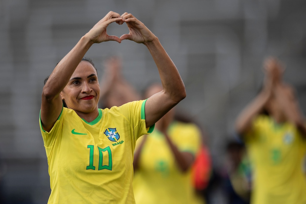 ブラジルの体操選手フラビア・サライバが秋に黒目で出場