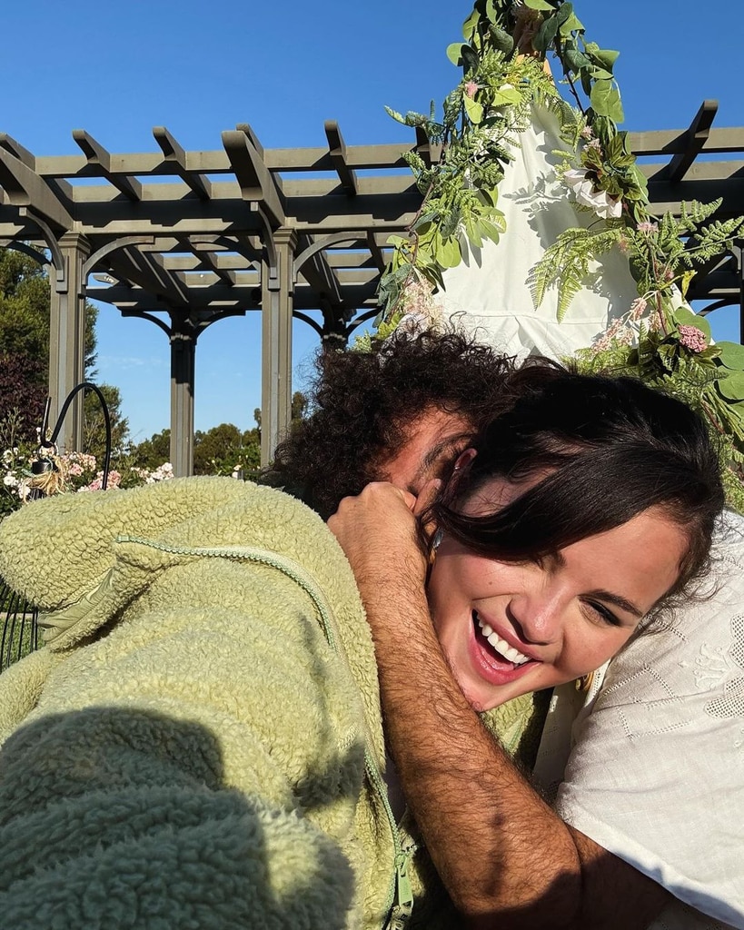 ดู Benny Blanco สนับสนุน Selena Gomez ในช่วงคืนวันที่ที่เต็มไปด้วย PDA