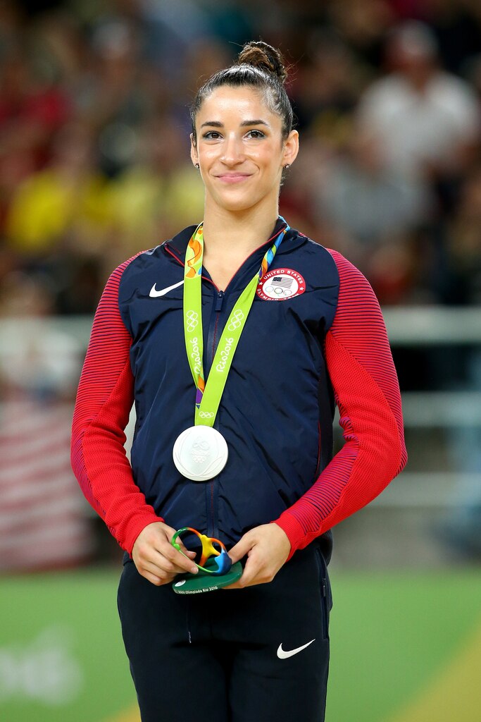 Vận động viên thể dục Aly Raisman bảo vệ Jade Carey sau cú ngã của cô tại Thế vận hội Paris