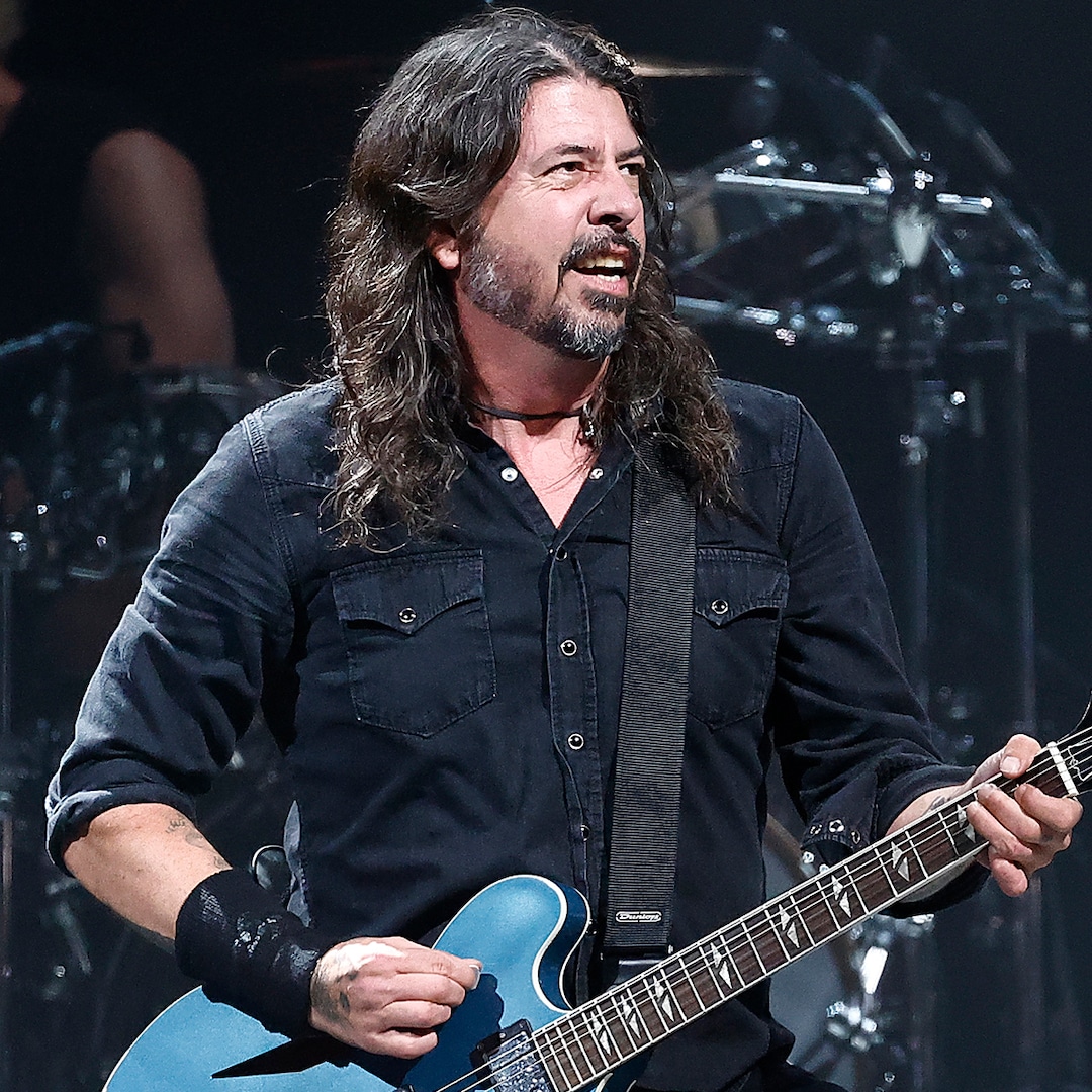 Dave Grohl’s Sleek Wimbledon Look Will Have You Doing a Double Take – E! Online Dave Grohl’s Sleek Wimbledon Look Will Have You Doing a Double Take – E! Online