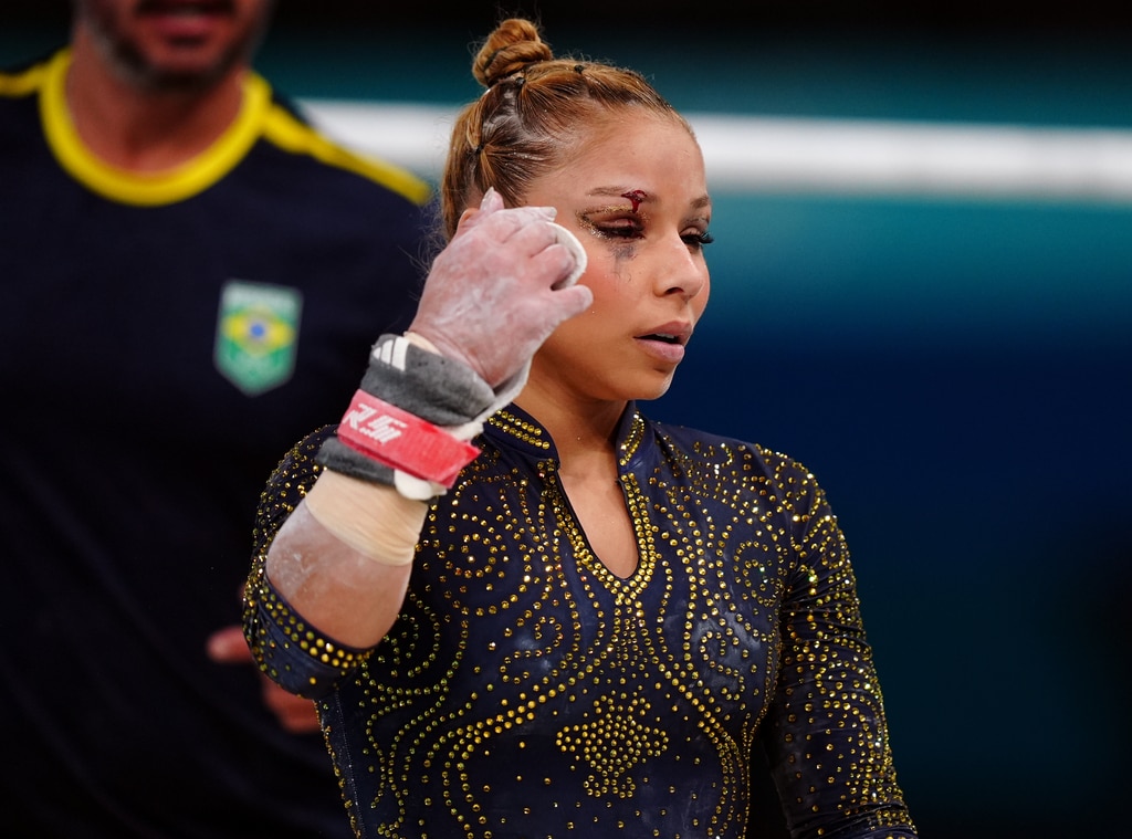 ブラジルの体操選手フラビア・サライバが秋に黒目で出場