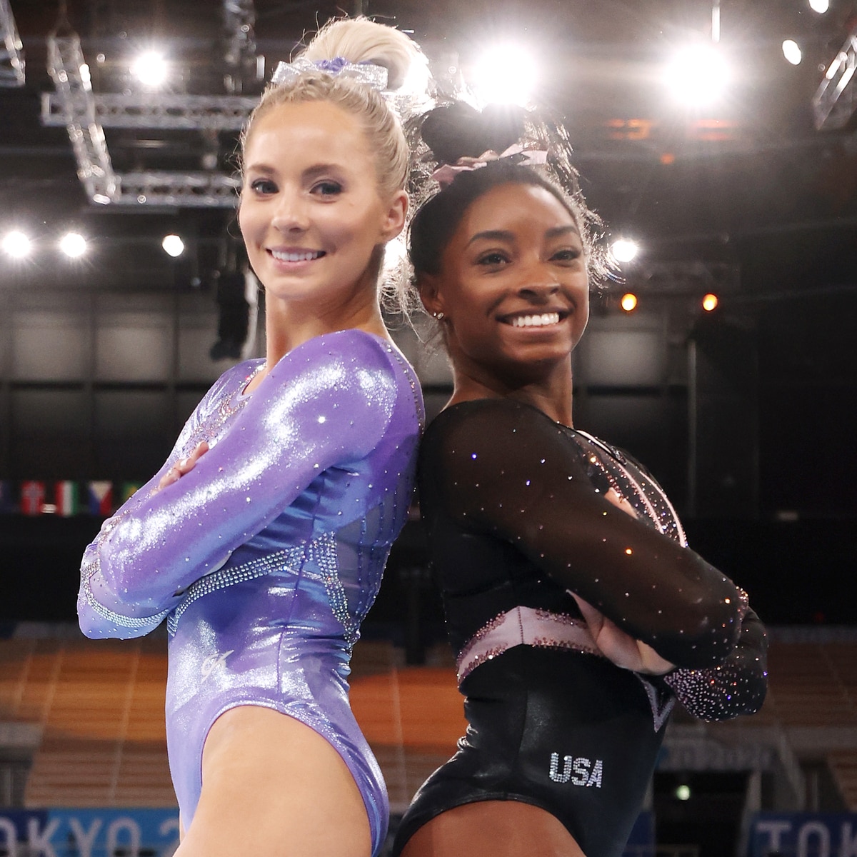 Simone Biles ดูเหมือนปกปิด MyKayla Skinner หลังจากชนะการแข่งขันกีฬาโอลิมปิก