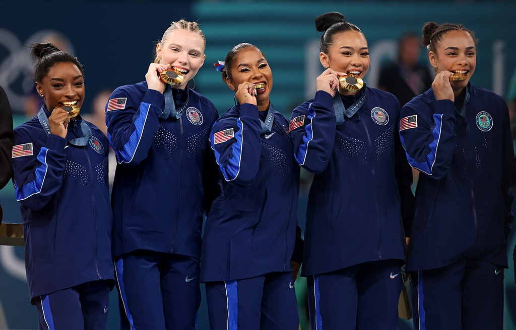 Simone Biles ดูเหมือนปกปิด MyKayla Skinner หลังจากชนะการแข่งขันกีฬาโอลิมปิก