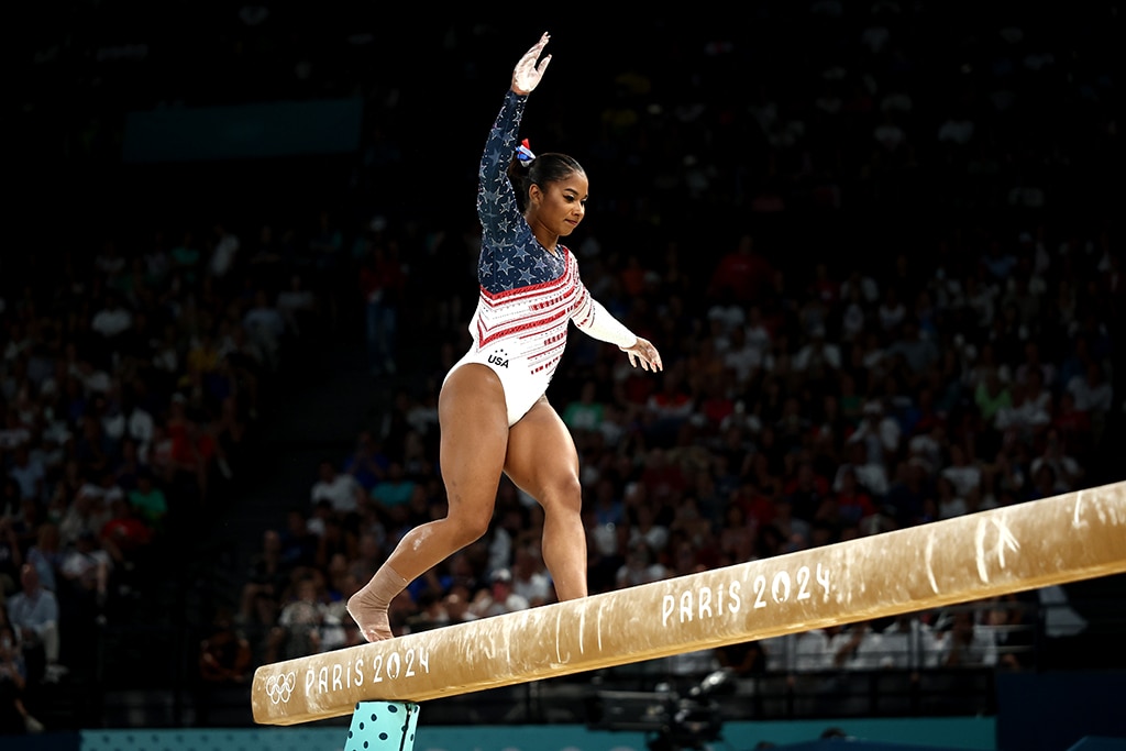 Simone Biles ดูเหมือนปกปิด MyKayla Skinner หลังจากชนะการแข่งขันกีฬาโอลิมปิก