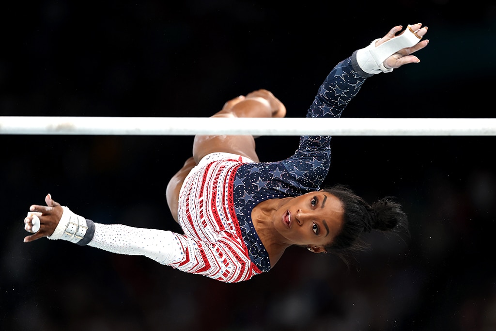 Olympische Spiele 2024: Warum Simone Biles nach dem Paris-Lauf einen Fußballschuh trägt