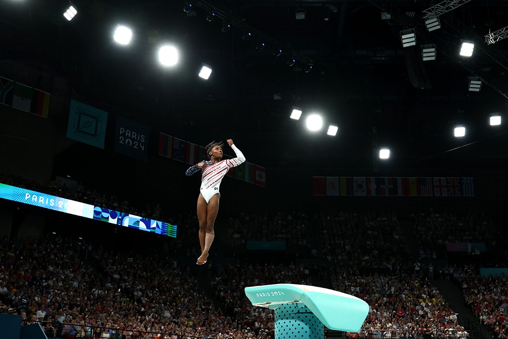 Simone Biles ดูเหมือนปกปิด MyKayla Skinner หลังจากชนะการแข่งขันกีฬาโอลิมปิก