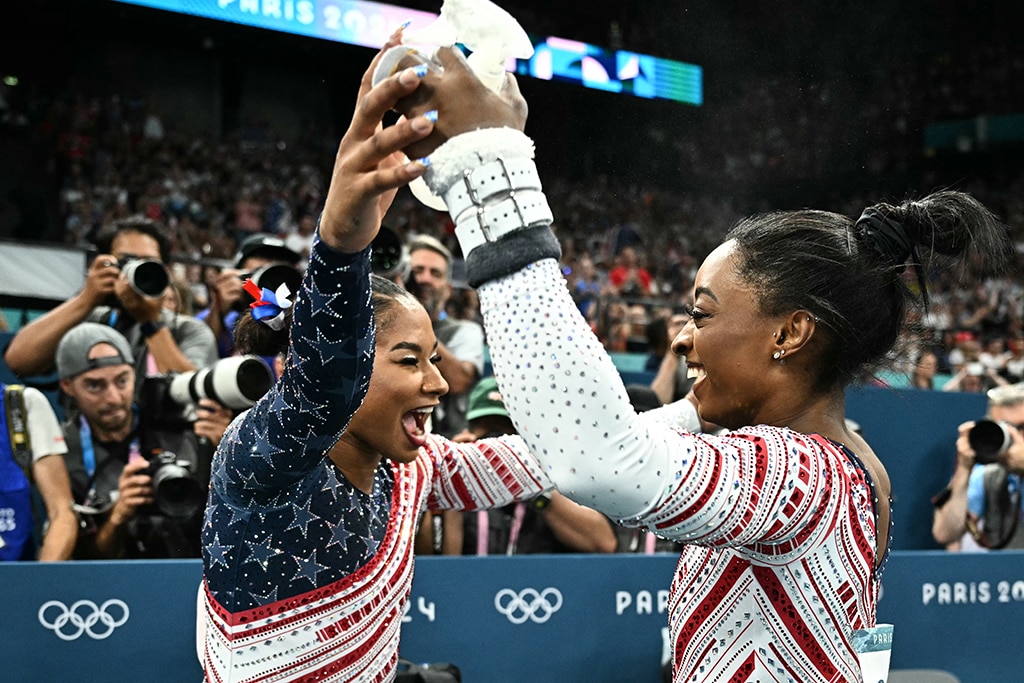 Simone Biles ดูเหมือนปกปิด MyKayla Skinner หลังจากชนะการแข่งขันกีฬาโอลิมปิก