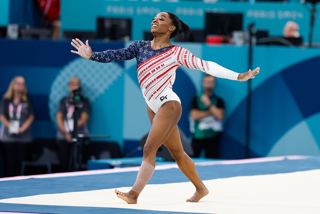 Simone Biles ดูเหมือนปกปิด MyKayla Skinner หลังจากชนะการแข่งขันกีฬาโอลิมปิก