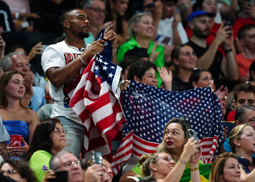 Olympische Spiele 2024: Warum Simone Biles nach dem Paris-Lauf einen Fußballschuh trägt