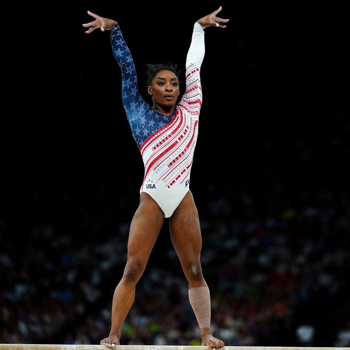 Olympische Spiele 2024: Warum Simone Biles nach dem Paris-Lauf einen Fußballschuh trägt