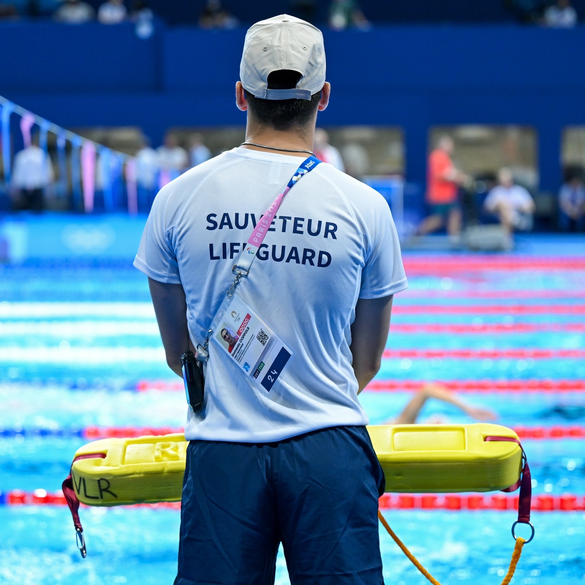 Um mergulho profundo sobre por que os salva-vidas são necessários nas piscinas olímpicas