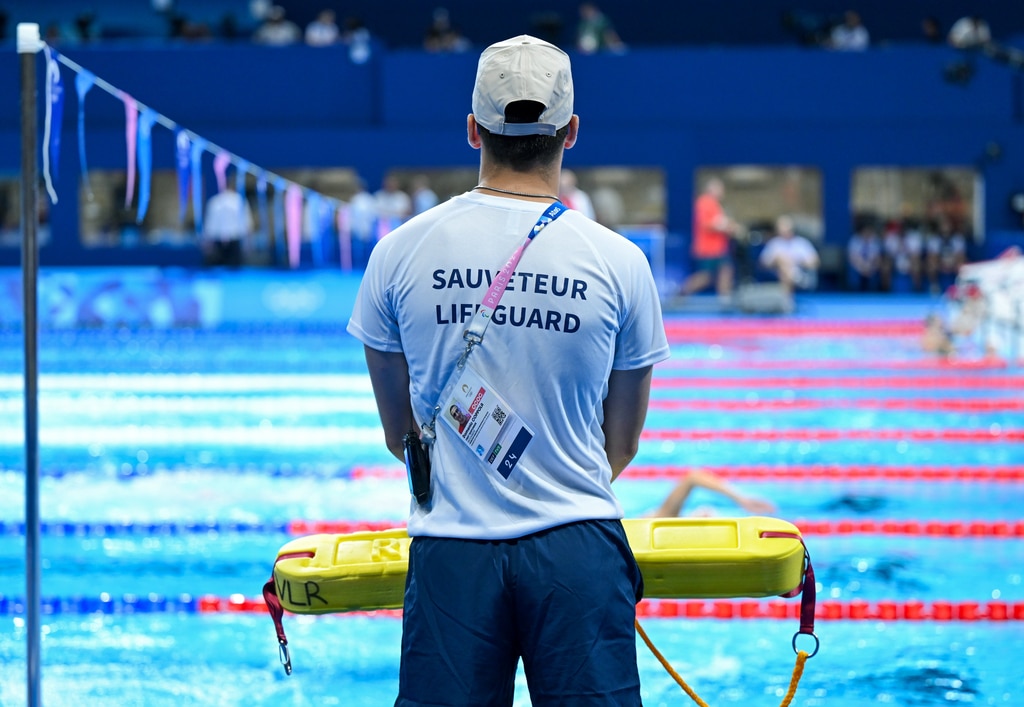 Um mergulho profundo sobre por que os salva-vidas são necessários nas piscinas olímpicas