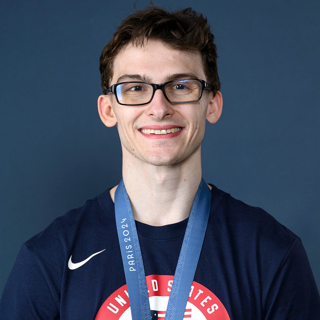 Стивън Недоросчик който има две очни заболявания беше свалил очилата