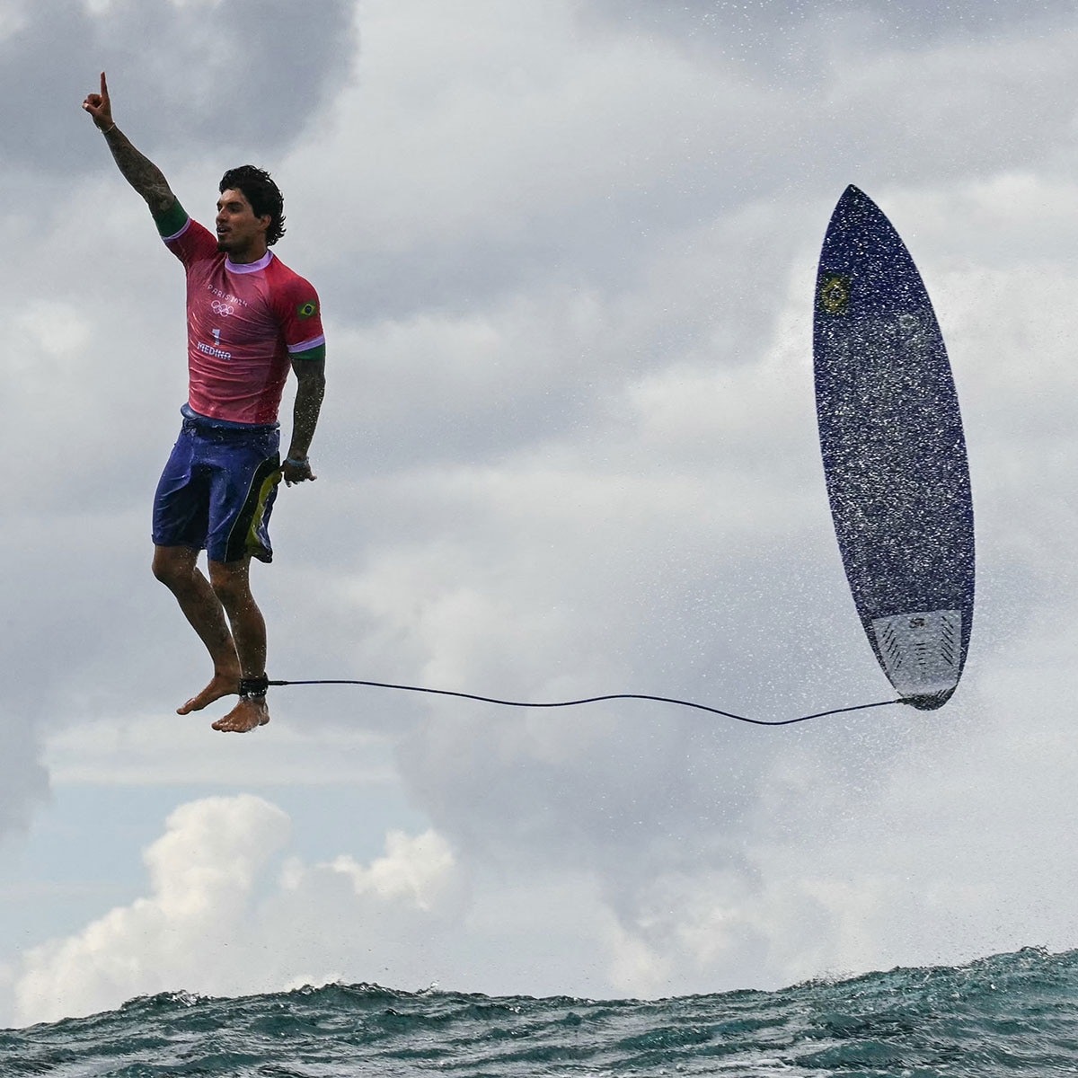 Wer ist Gabriel Medina? Warum das Olympiafoto des Surfers viral geht