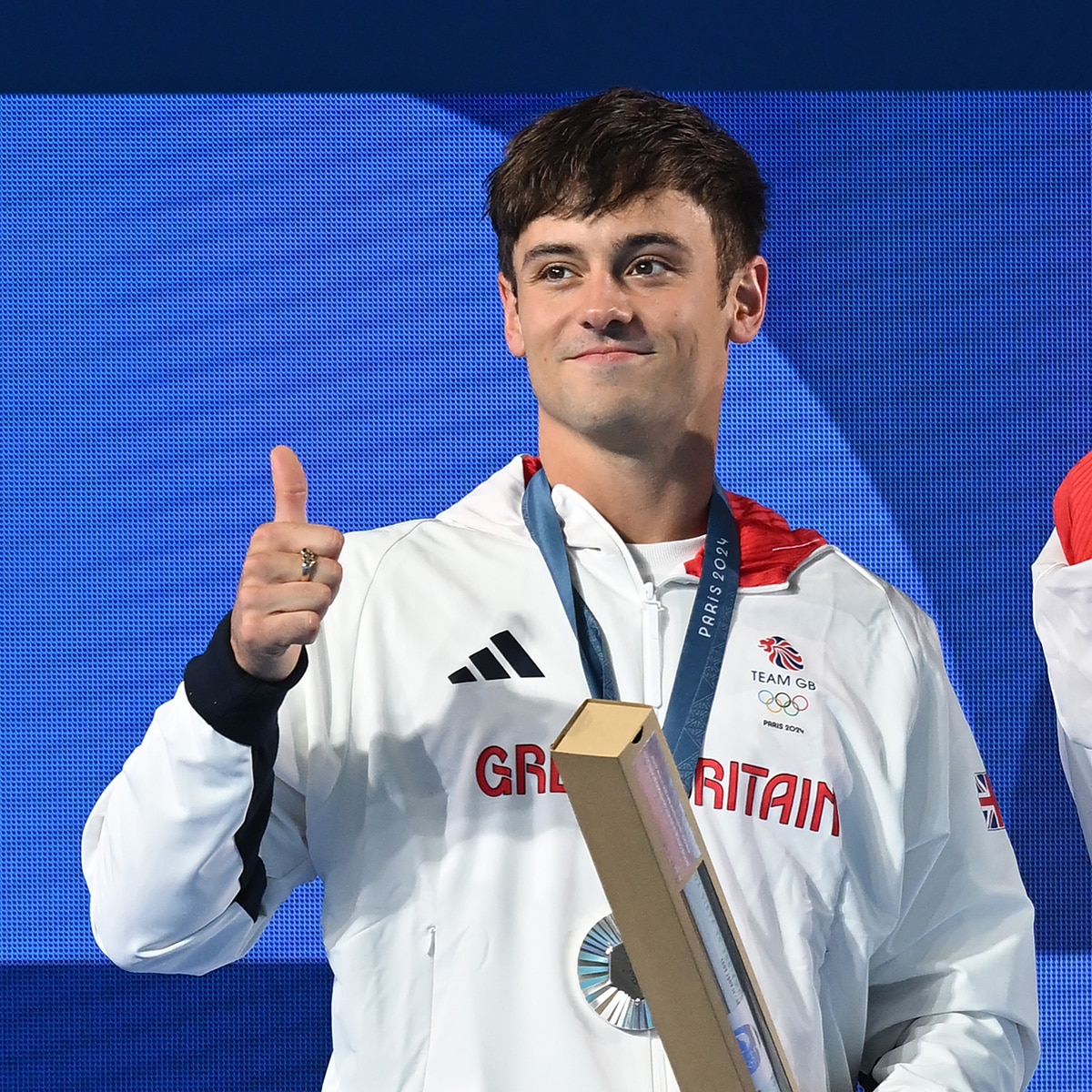 Thế vận hội 2024: Tom Daley tiết lộ chiếc áo len dệt kim hàng năm đã hoàn thành của mình