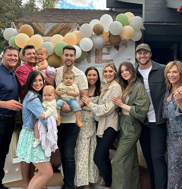 Hailee Steinfeld, Josh Allen