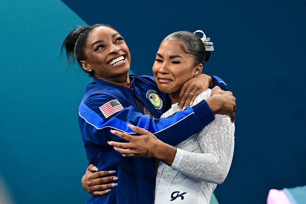 Simone Biles และเพื่อนร่วมทีมตอบสนองต่อข้อพิพาทเรื่องเหรียญโอลิมปิกของ Jordan Chiles