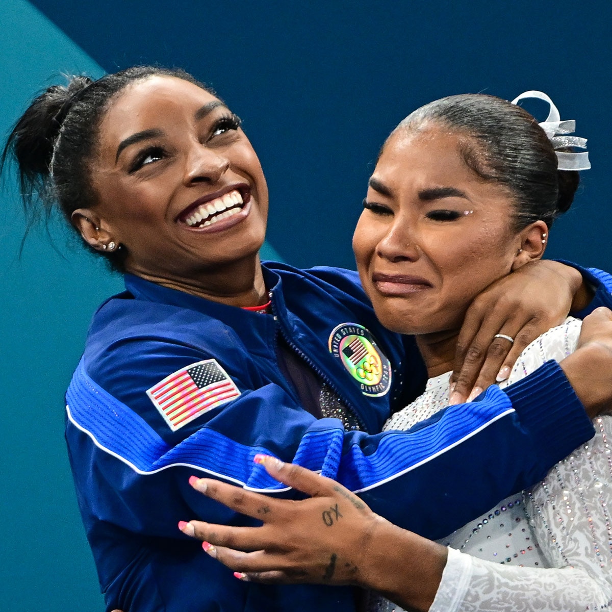 Simone Biles e companheiros de equipe reagem à disputa pela medalha olímpica da Jordânia Chile