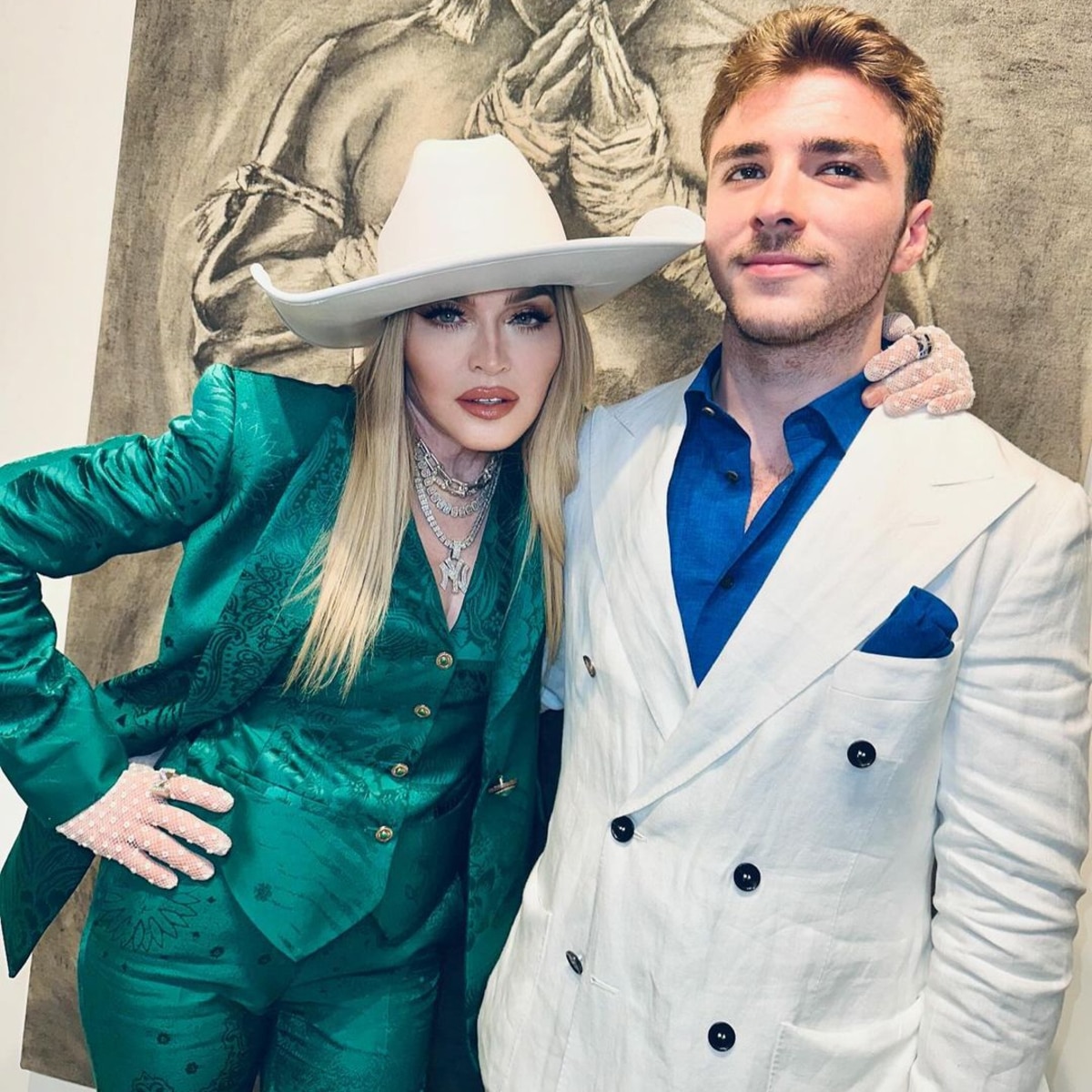 Madonna feiert die Pariser Kunstausstellung von Son Rocco mit seltenen Fotos