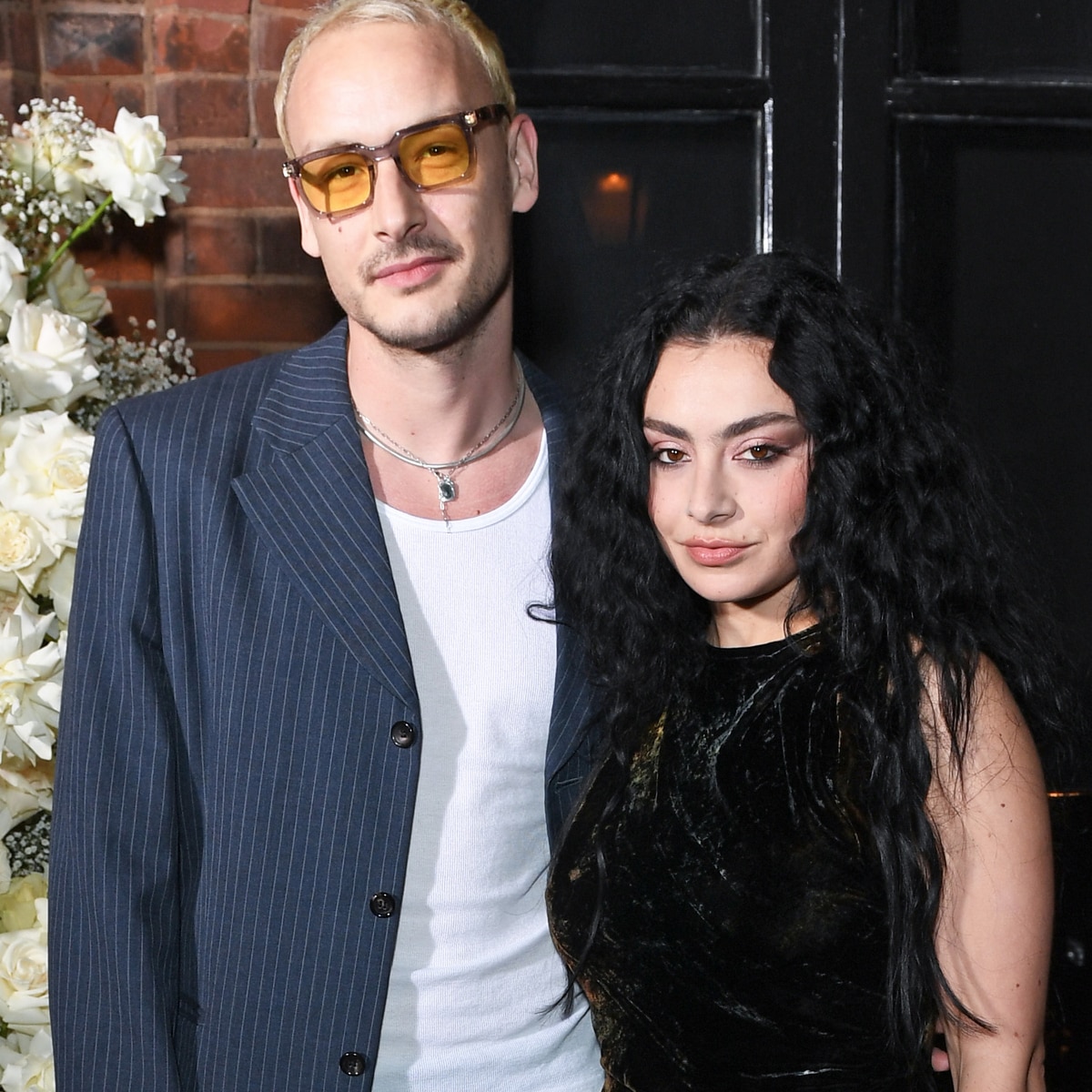 Charli XCX e George Daniel Pack de 1975 no PDA durante passeio raro