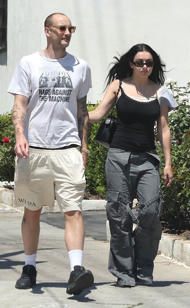 Charli XCX e George Daniel Pack de 1975 no PDA durante passeio raro