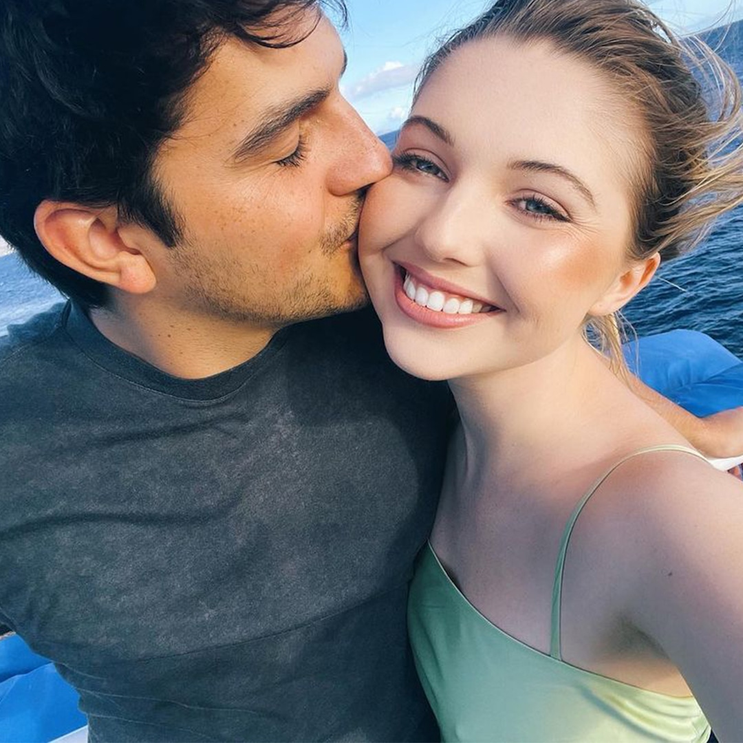 Yellowjackets’ Samantha Hanratty Is Pregnant, Expecting First Baby With Husband Christian DeAnda – E! Online Yellowjackets’ Samantha Hanratty Is Pregnant, Expecting First Baby With Husband Christian DeAnda – E! Online