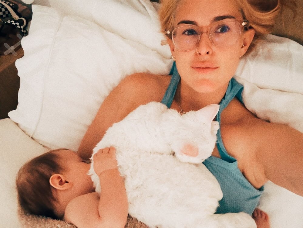 Cómo Rumer Willis está haciendo la maternidad a su manera