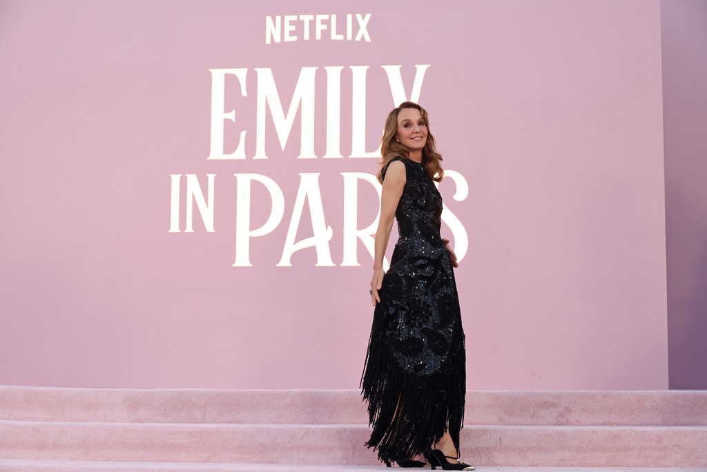 Bên trong cuộc sống tình yêu của Emily ở Paris Stars