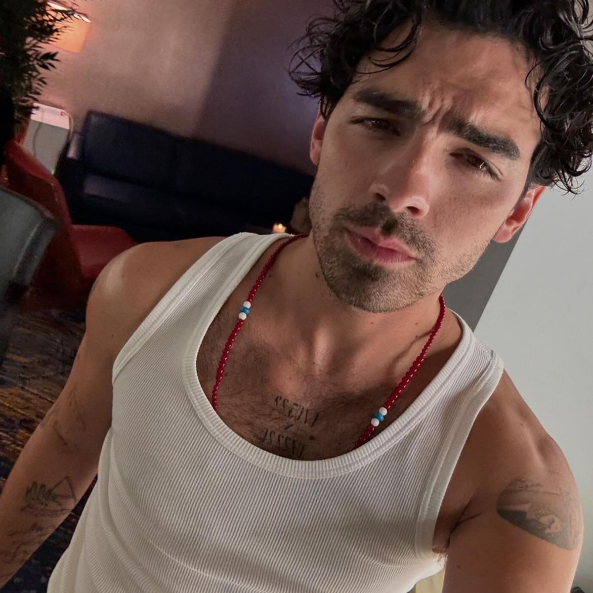 Joe Jonas, Berbat 35. Doğum Günü Kutlamasından Arsız Fotoğrafı Paylaştı