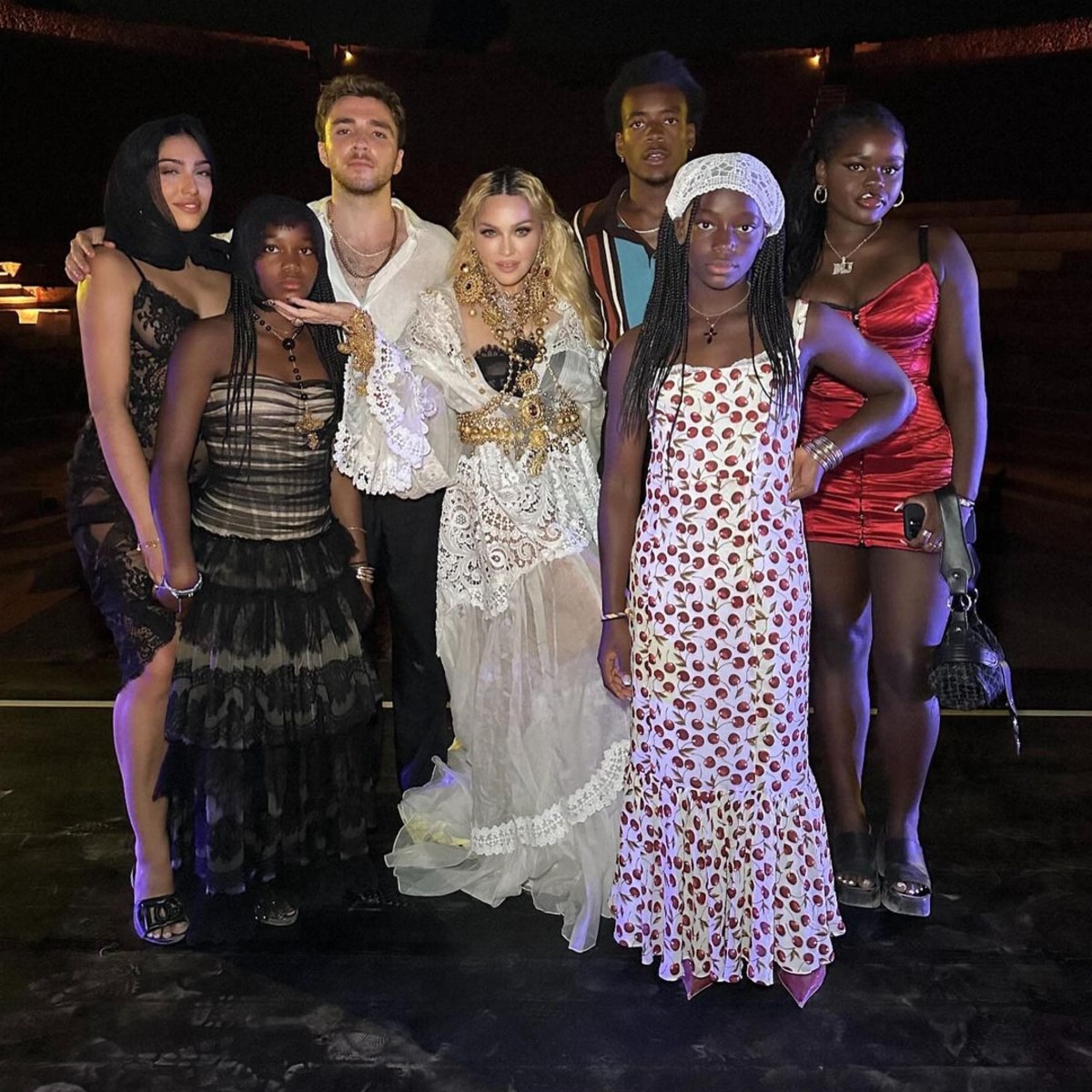 Las hijas gemelas de Madonna son tan adultas en una foto conociendo a Billie Eilish