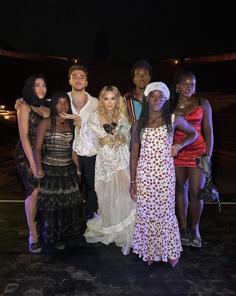 Madonna posa com todas as 6 crianças em uma rara foto de família da festa de aniversário