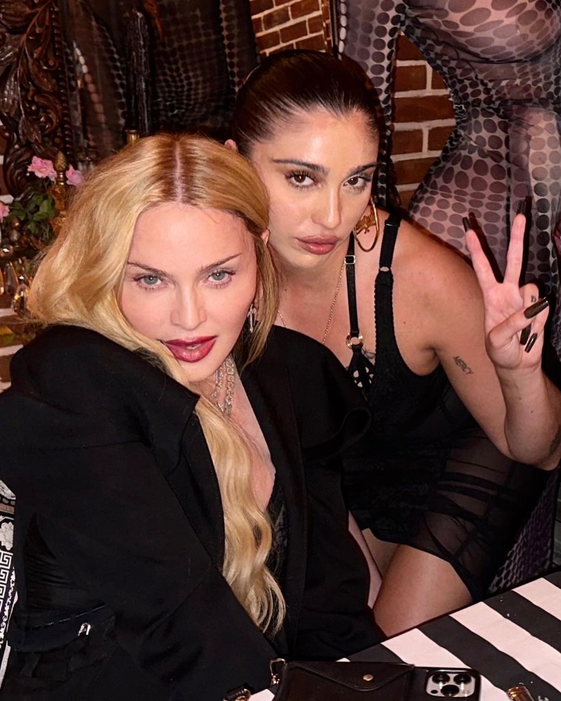 Madonna posa con los 6 niños en una rara foto familiar de la fiesta de cumpleaños