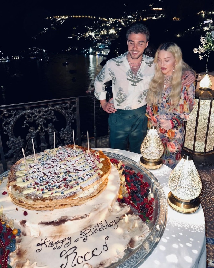 Madonna posa com todas as 6 crianças em uma rara foto de família da festa de aniversário