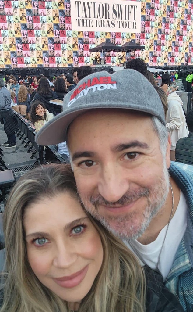 O marido de Danielle Fishel a apoia no diagnóstico de câncer de mama