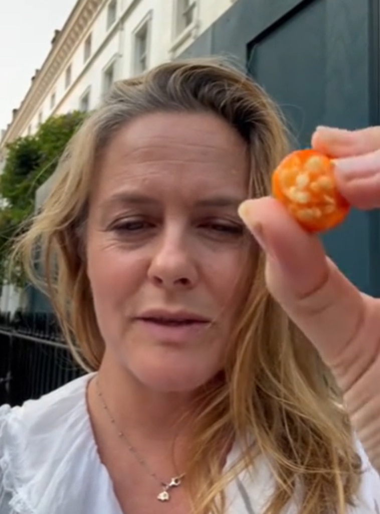 Os fãs estão totalmente incomodados com Alicia Silverstone comendo frutas de rua