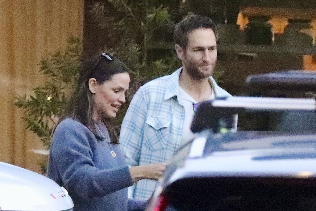 Jennifer Garner ก้าวออกไปกับแฟนหนุ่มของเธอท่ามกลางการหย่าร้างของ Bennifer