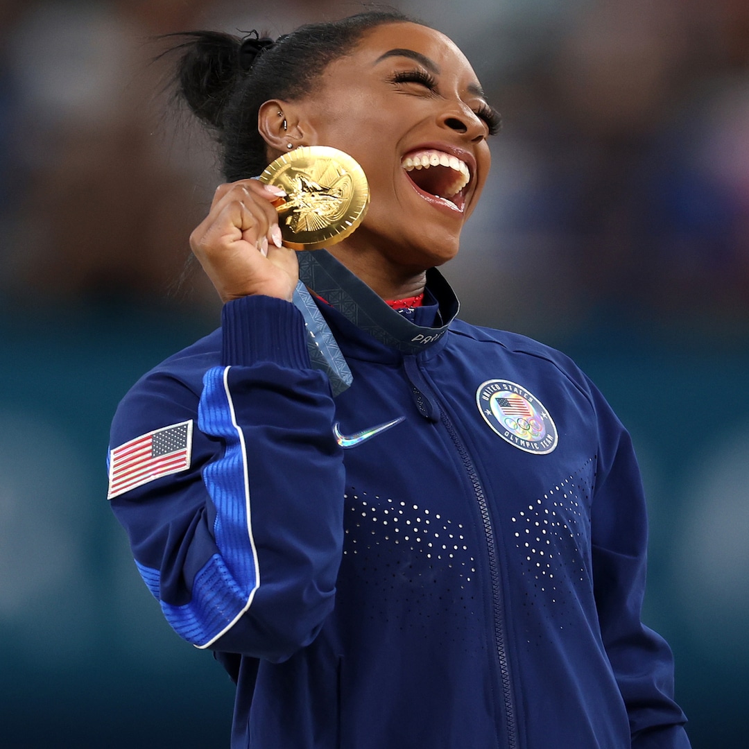 Simone Biles Poses With All 11 of Her Olympic Medals in Winning Photos – E! Online Simone Biles Poses With All 11 of Her Olympic Medals in Winning Photos – E! Online
