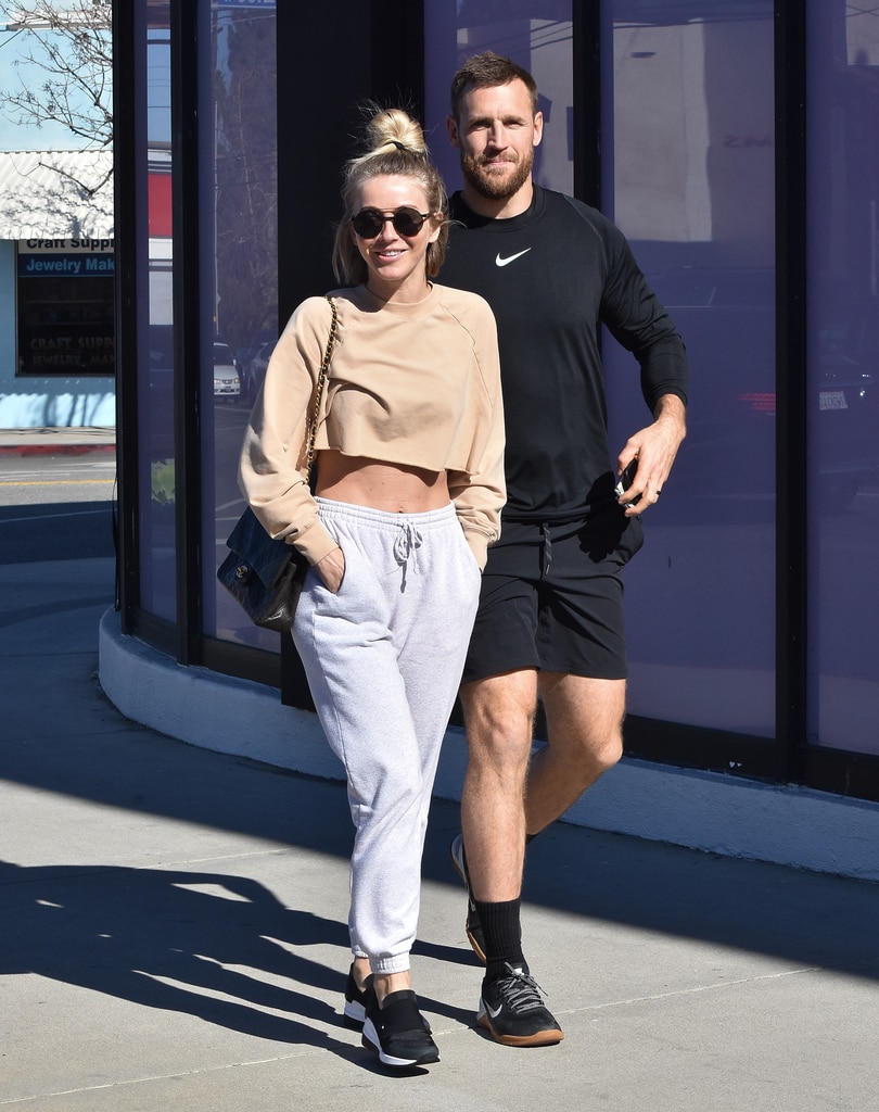 Julianne Hough nói rằng Ex Brooks Laich khiến cô ấy cảm thấy mình giống như một "cô bé"