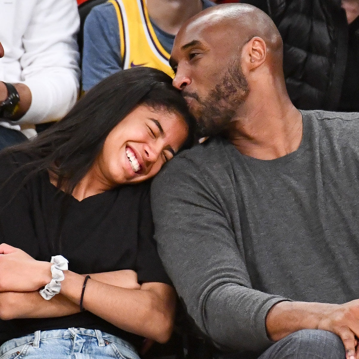 Kobe Bryant e sua filha Gianna são homenageados com a estátua de "Girl Dad" em movimento