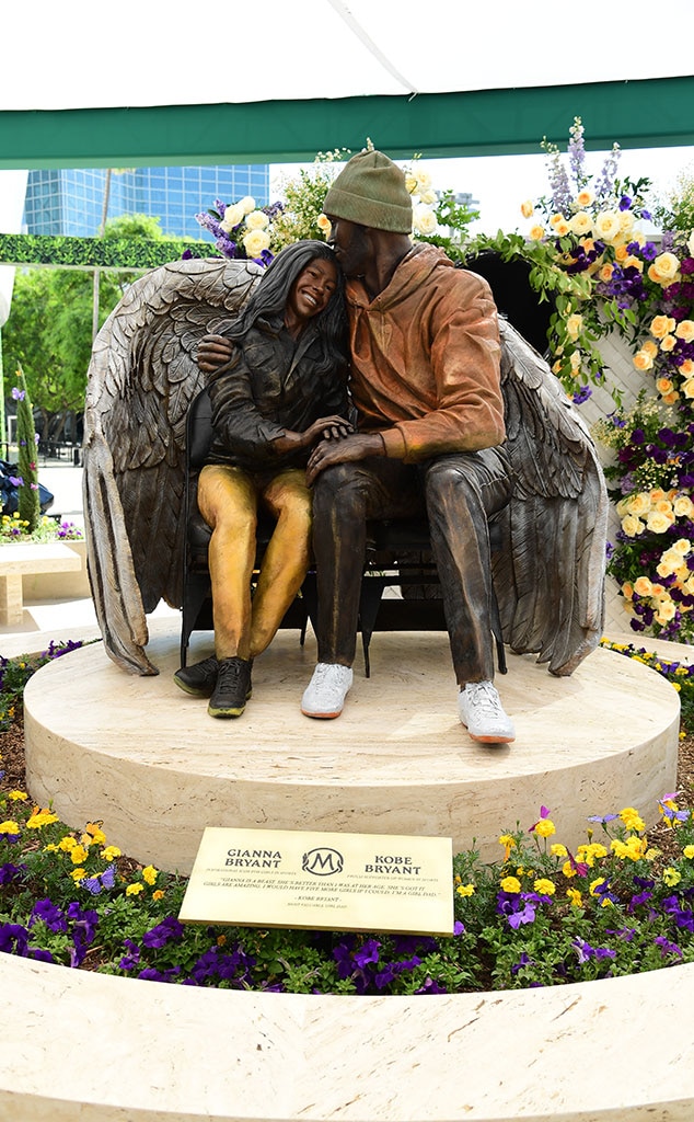 Kobe Bryant y su hija Gianna son honrados con una estatua en movimiento de "Papá niña"